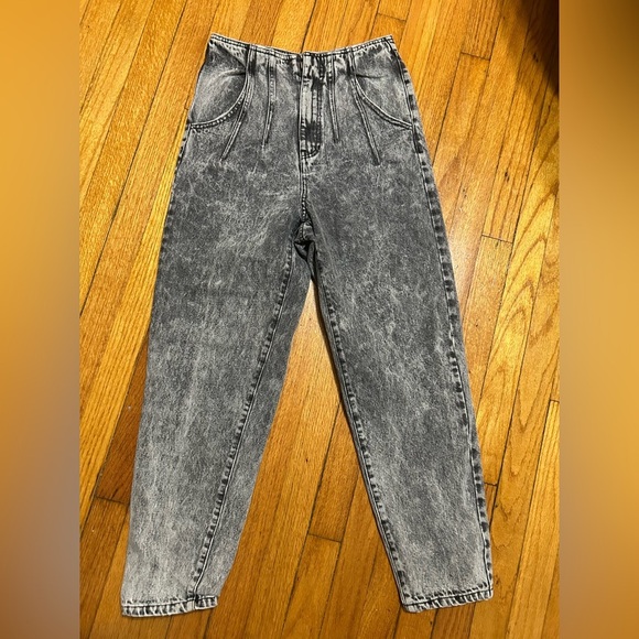 ASTR The Label Women's Petite Perfectly Pleated High Rise Straight Cropped Jean - Picture 3 of 10